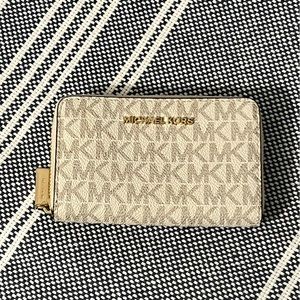 Micheal Kors leather wallet (white)